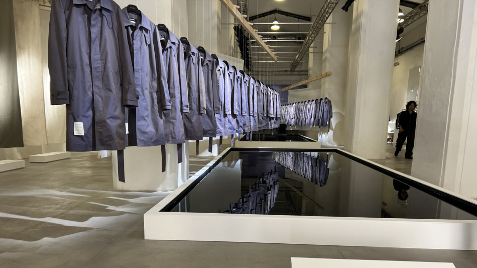 A Pitti i capi 'sun-bleached' di JiyongKim, corrosi da sole e forze della natura