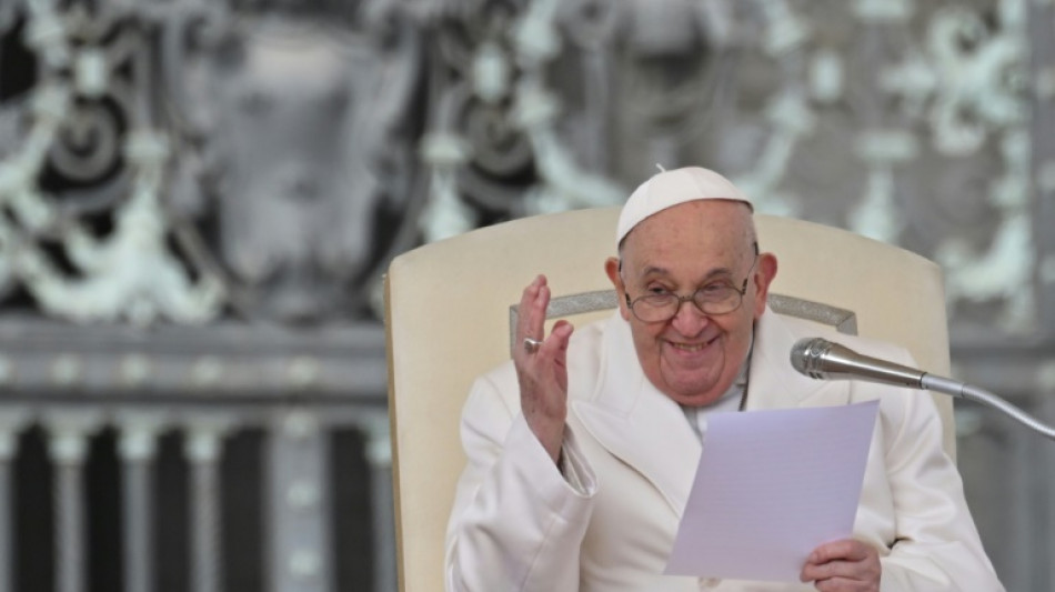 Papa Francisco descarta ren&uacute;ncia e fala dos amores da juventude em autobiografia