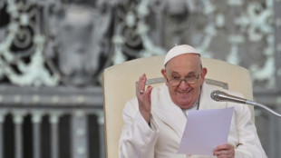 Papa Francisco descarta ren&uacute;ncia e fala dos amores da juventude em autobiografia
