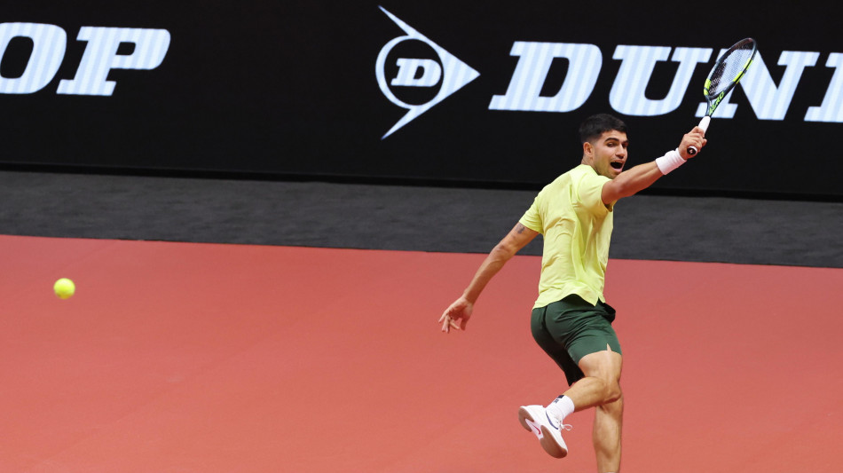 Alcaraz batte Sinner a Seul, al n.1 la prima sfida del 2026