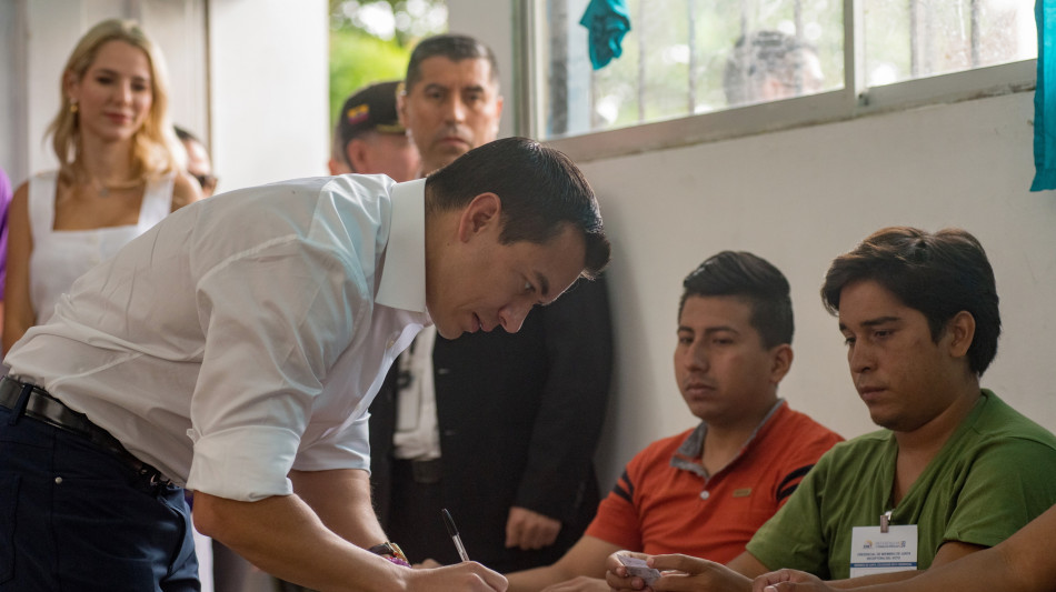 Referendum in Ecuador, il presidente Noboa ottiene 9 s&igrave; su 11