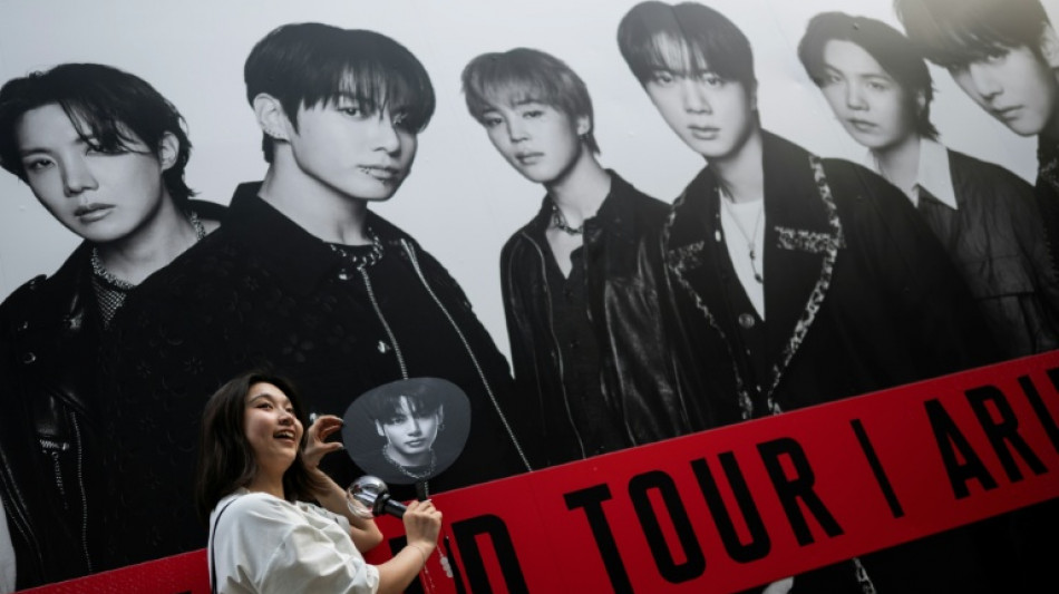 F&atilde;s japoneses d&atilde;o boas-vindas ao BTS no in&iacute;cio de nova turn&ecirc; mundial