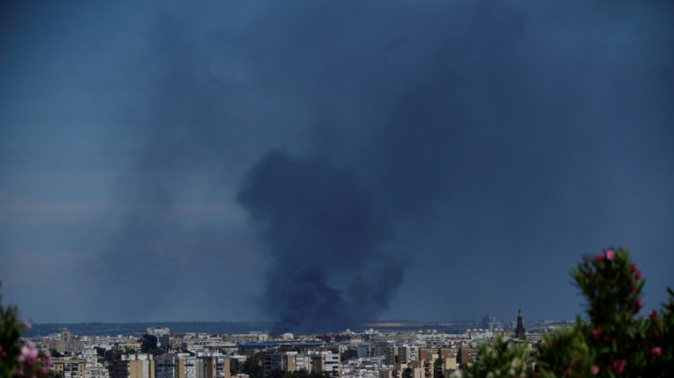 Miles de vecinos del sur de España instados a confinarse por un incendio químico