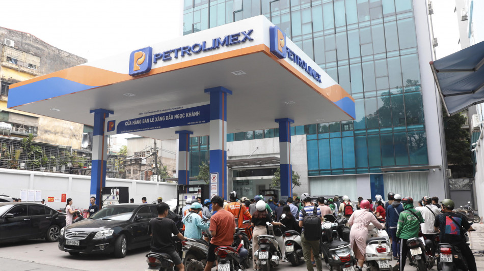 Vietnam taglia dazi sul petrolio per frenare aumento carburanti