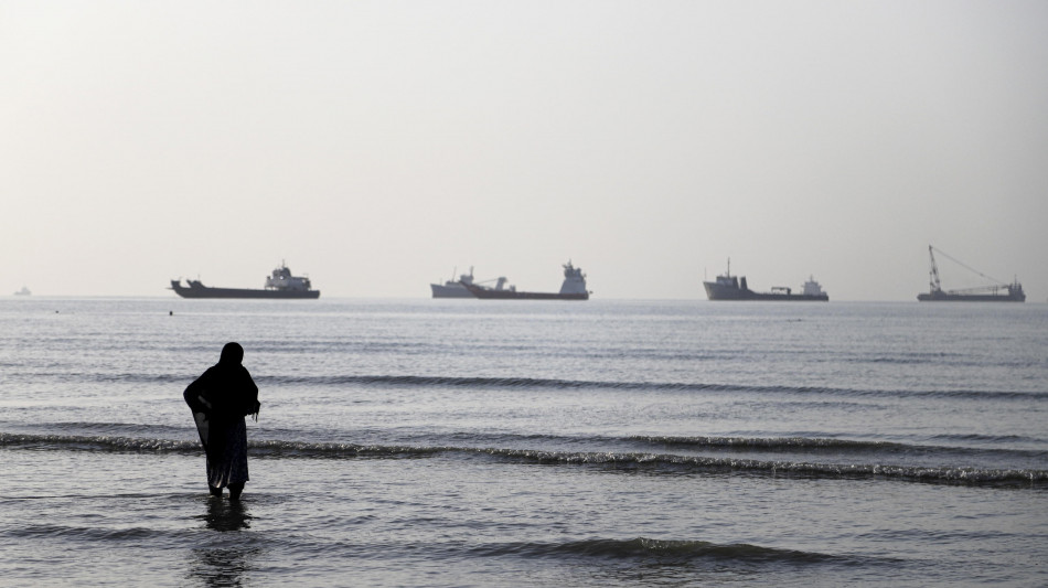 Iran chiude Hormuz, 'raid di Israele in Libano violano accordo'
