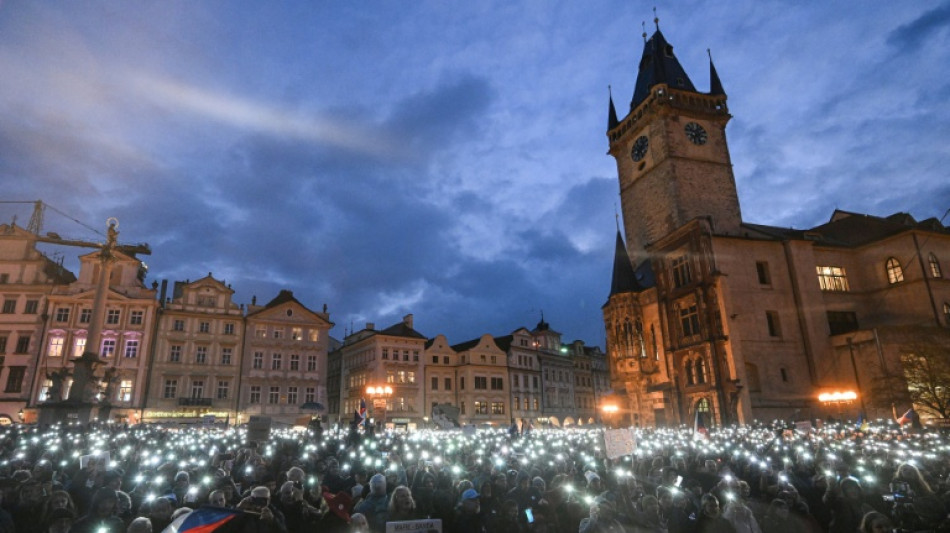 Tchèques et Slovaques dans la rue par milliers pour la démocratie