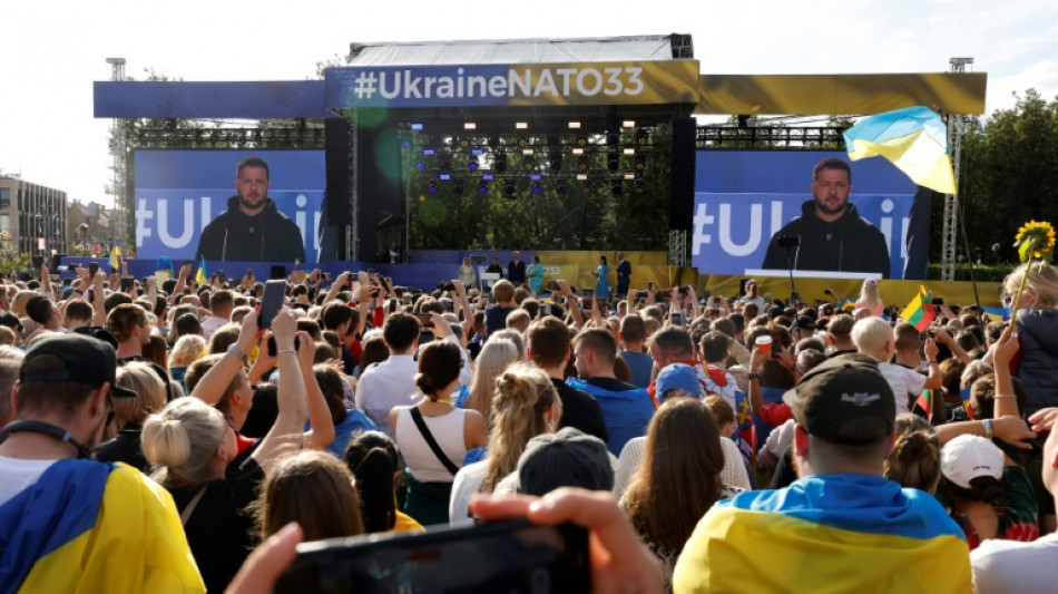 Zelensky &eacute; ovacionado por multid&atilde;o em com&iacute;cio na Litu&acirc;nia