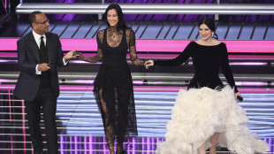 Irina Shayk applaudita a Sanremo, 'Carlo sono qui per te'
