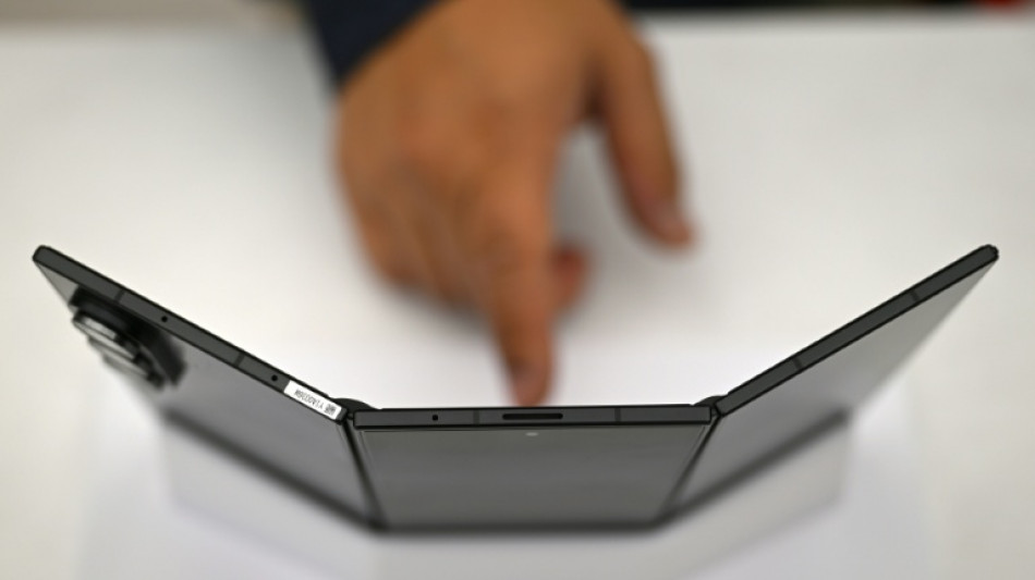 Samsung lança primeiro smartphone dobrável triplo