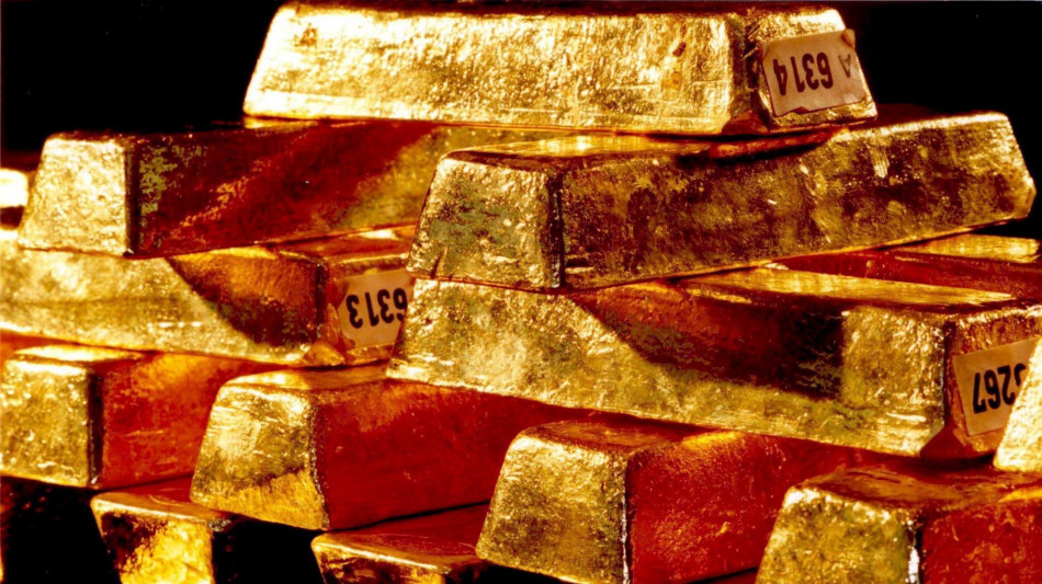 Prezzo dell'oro in aumento, Spot scambiato a 4.304 dollari