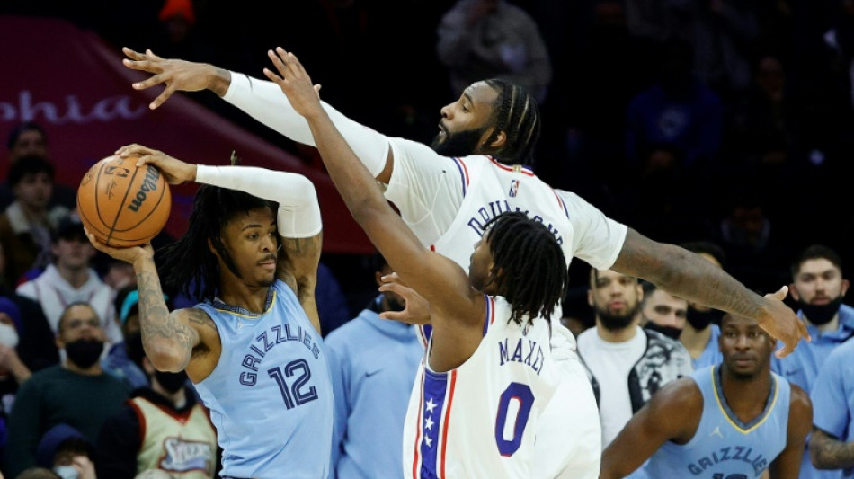 Sin su estrella Joel Embiid, los Sixers doblegan en tiempo extra a los Grizzlies; Curry se desborda