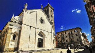 Arriva l'ufficiale giudiziario per lo sfratto, uomo si suicida