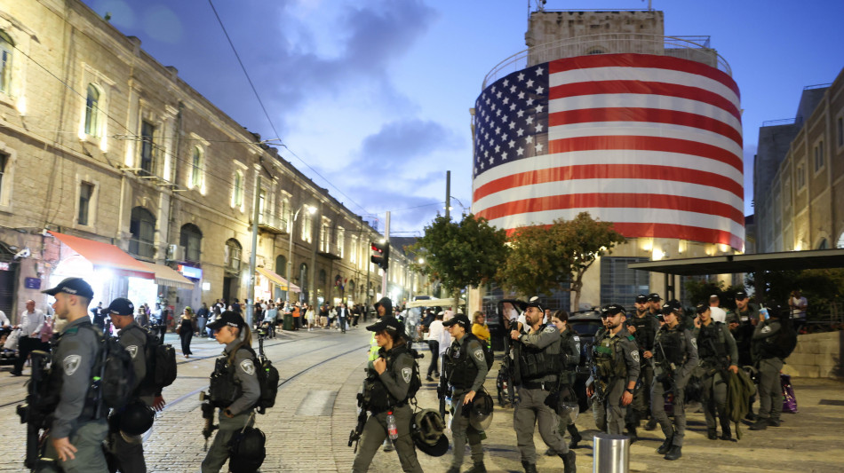 Trump, 'applaudono tutti, è un onore