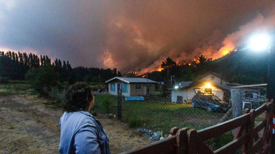Patagonia argentina in fiamme, gi&agrave; bruciati 15mila ettari