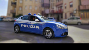 Omicidio a Napoli, ferita dal marito lo accoltella