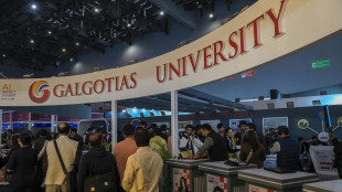 Insegnante indiana presenta robo-dog del suo ateneo, 'ma era progettato in Cina'