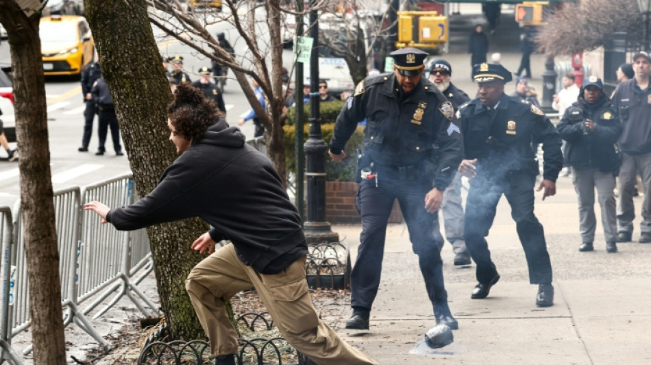 Polic&iacute;a de Nueva York afirma que artefacto lanzado cerca de marcha antimusulmana era un explosivo improvisado