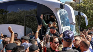 'Como renascer', palestinos reencontram familiares após deixarem prisões israelenses