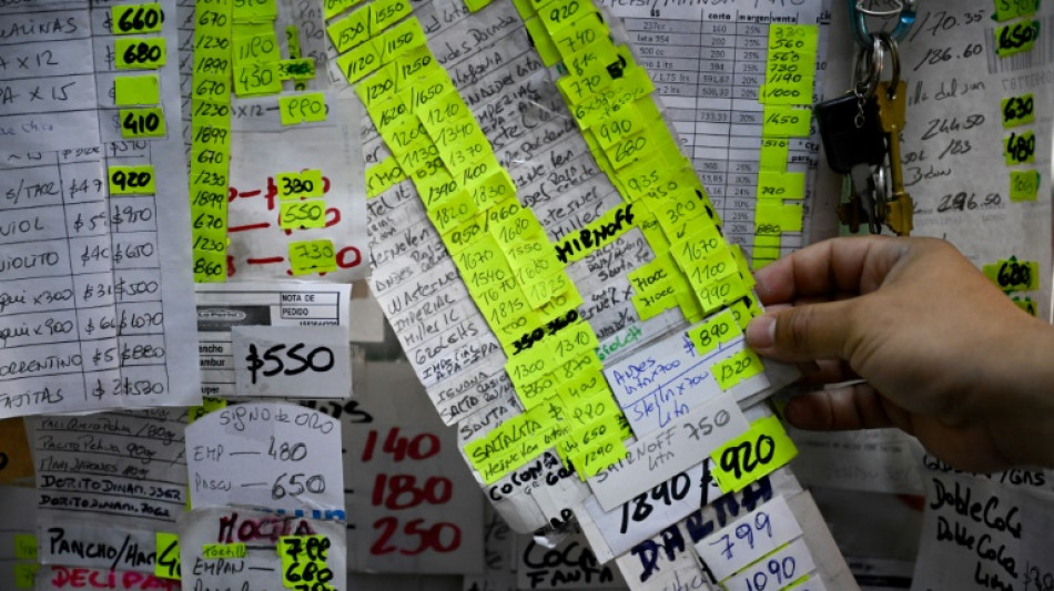 &Agrave; espera de Milei, comerciantes remarcam os pre&ccedil;os na Argentina
