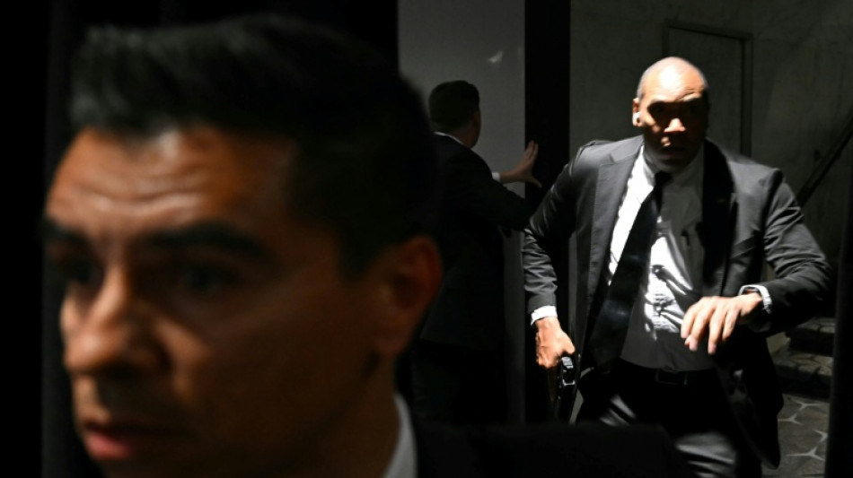 Evac&uacute;an a Trump despu&eacute;s de que un atacante abriera fuego en una gala en Washington