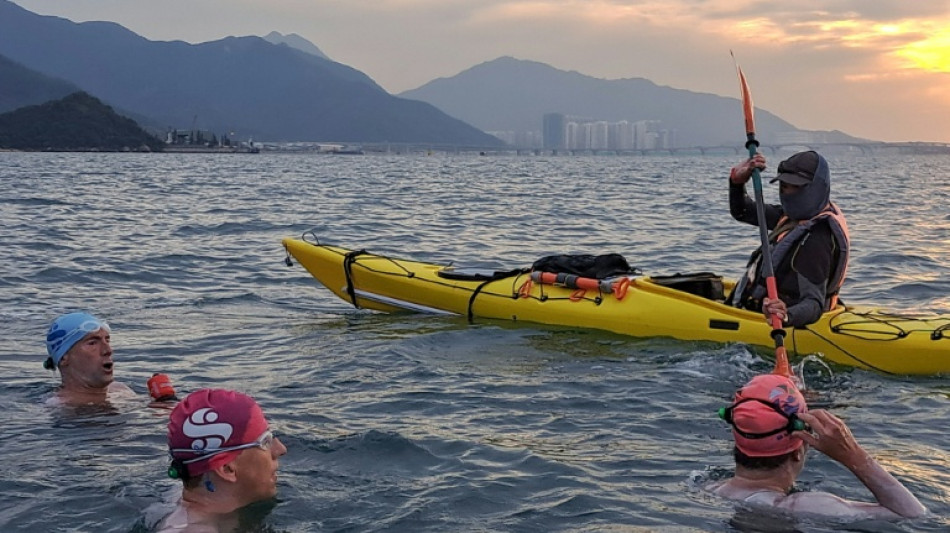 Autour de la plus grande &icirc;le de Hong Kong, le record de deux nageurs marathoniens