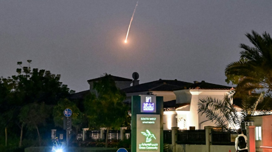 Emirate melden hunderte iranische Angriffe - ein Toter bei Zwischenfall auf Airport