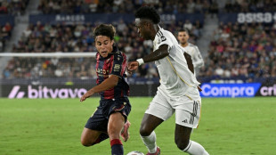 Com dois de Mbappé e um de Vini, Real Madrid vence Levante e dispara na liderança