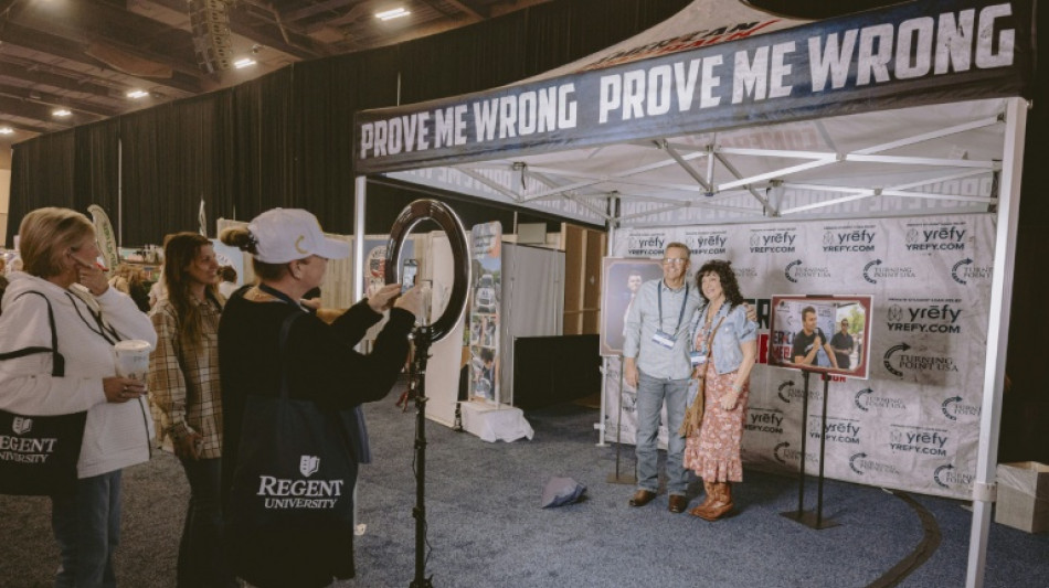 Selfis, oraci&oacute;n y memorabilia: conservadores de EEUU recuerdan a Charlie Kirk en "America Fest"