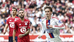 Lyon vence Lille e alcança o líder PSG