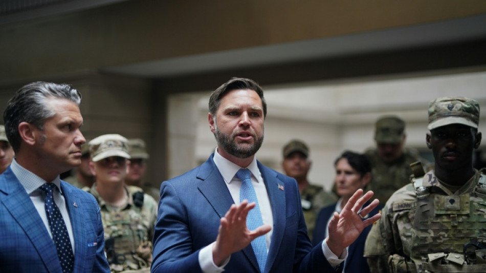 Vance é vaiado em visita a tropas destacadas em Washington