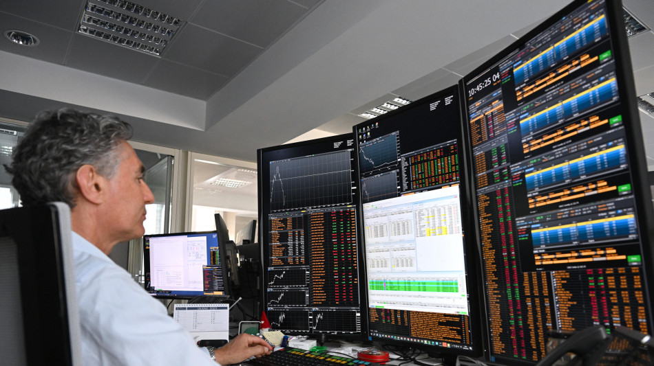 Borsa: Milano sopra la parit&agrave; con Moncler e Prysmian, gi&ugrave; Tim e Poste