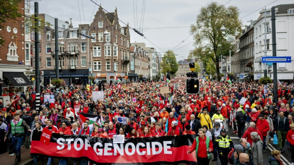 Amsterdam: une marée humaine vêtue de rouge en soutien aux Palestiniens