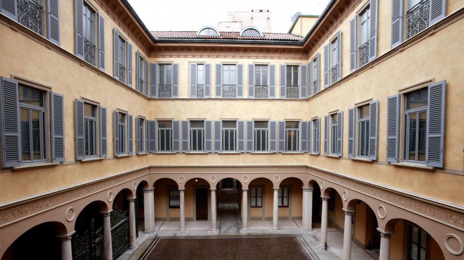 Mediobanca guadagna oltre il 7% in Borsa per il delisting, Mps sfiora il 3%