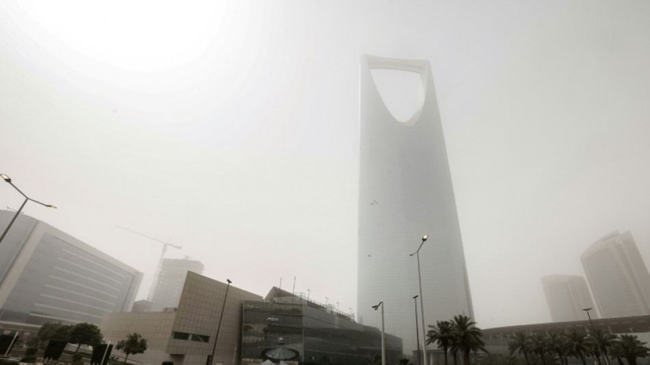 Una tormenta de arena envuelve la capital de Arabia Saudita en una neblina gris