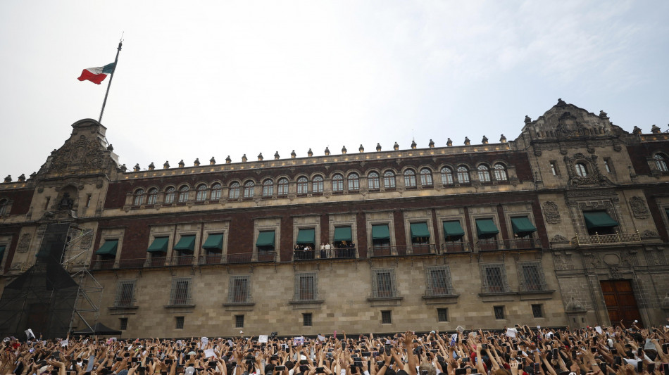 Febbre K-Pop in Messico, 50mila fan assediano il Palazzo presidenziale