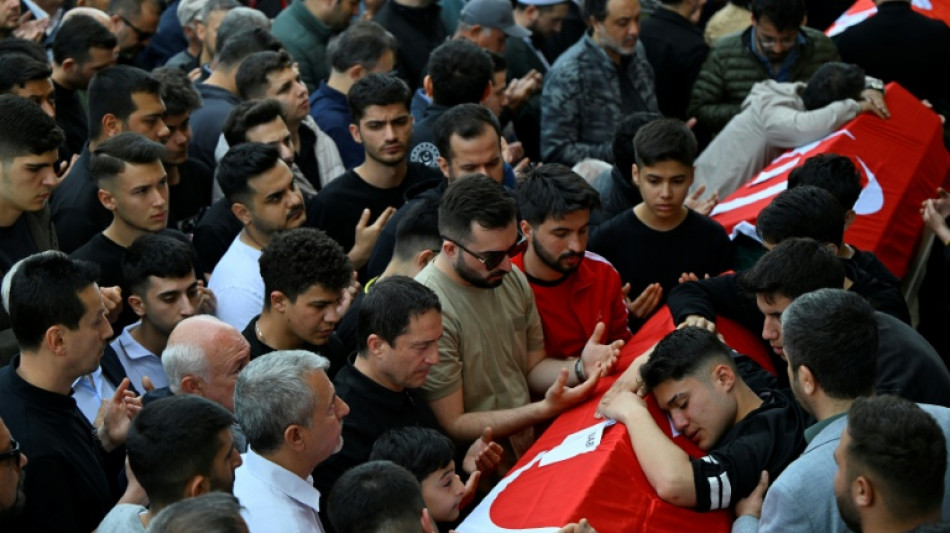 Emotion en Turquie aux obs&egrave;ques des neuf personnes tu&eacute;es dans une &eacute;cole