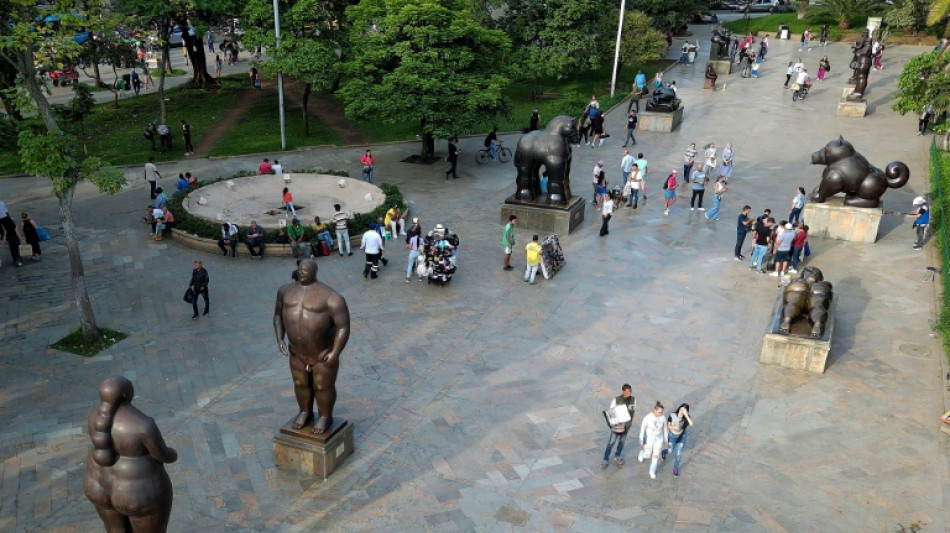 Medell&iacute;n, destino dos 'Passport Bros' em busca de sexo e mulheres 'd&oacute;ceis'