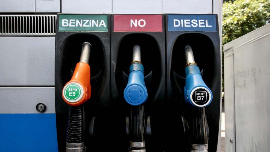 Prezzo del petrolio in ribasso, Wti scambiato a 74,86 dollari