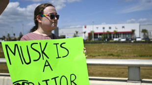 Manifestantes protestam contra Elon Musk diante de concessionárias da Tesla nos EUA