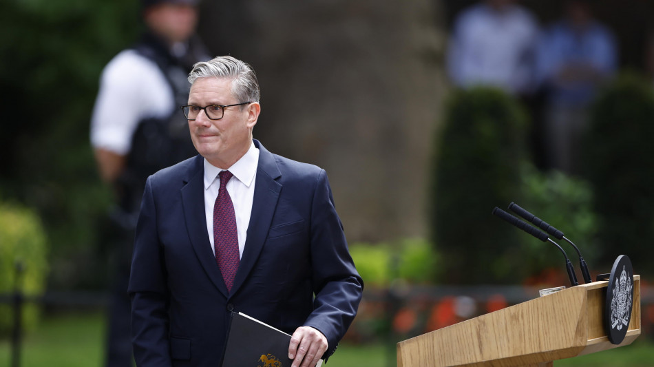 Sterlina vicina ai minimi 2026 dopo le dimissioni di Starmer