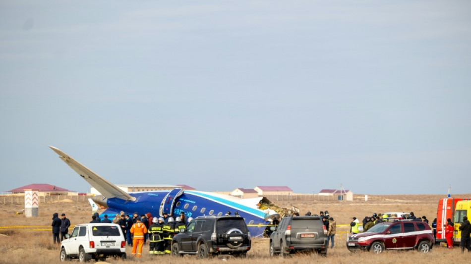 Avi&atilde;o com 67 pessoas a bordo cai no Cazaquist&atilde;o; governo anuncia 28 sobreviventes