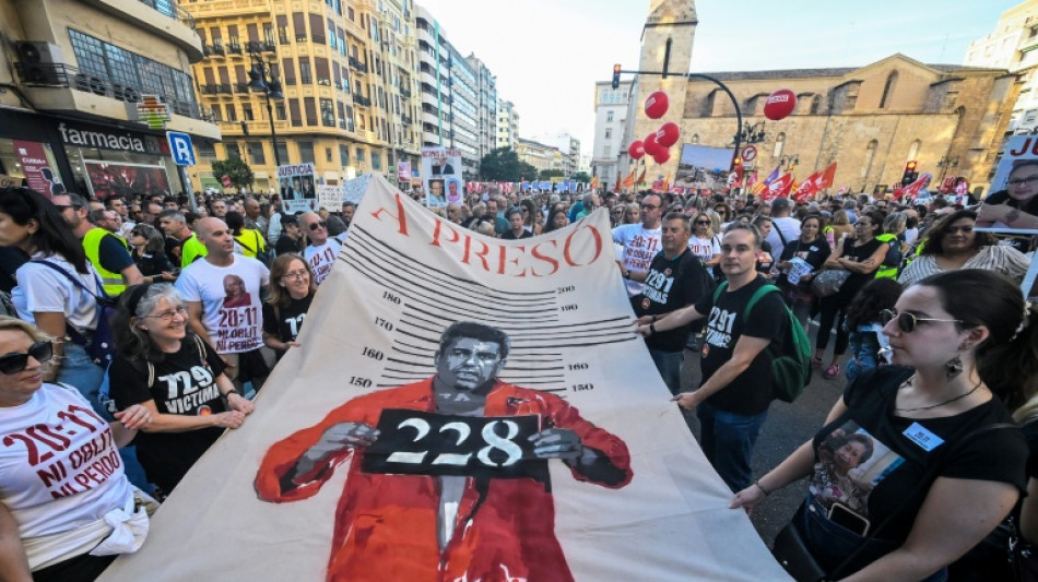 Dezenas de milhares de valencianos saem às ruas no aniversário de inundações mortais