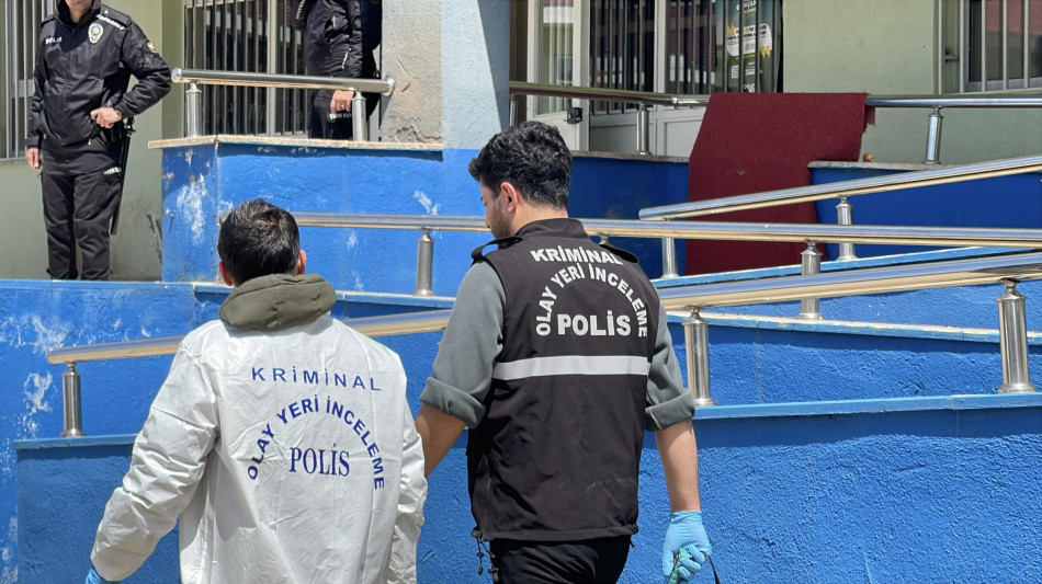 Sale a 9 il bilancio dei morti nella sparatoria in una scuola in Turchia