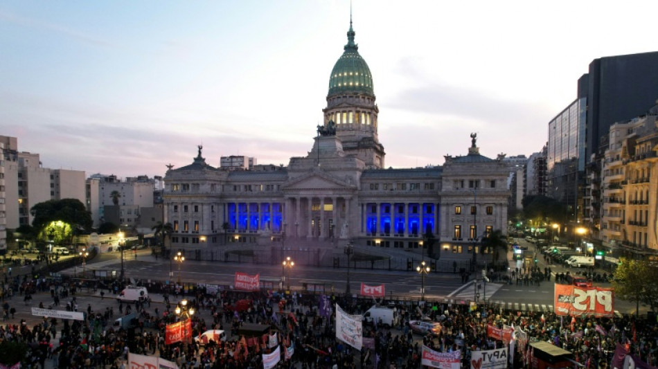 Feministas y científicos se unen a jubilados argentinos en protesta contra Milei
