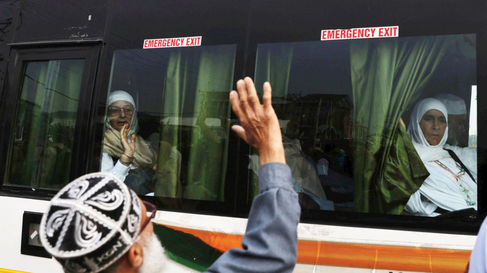 Un bus con pellegrini indiani si schianta in Arabia, '45 morti'