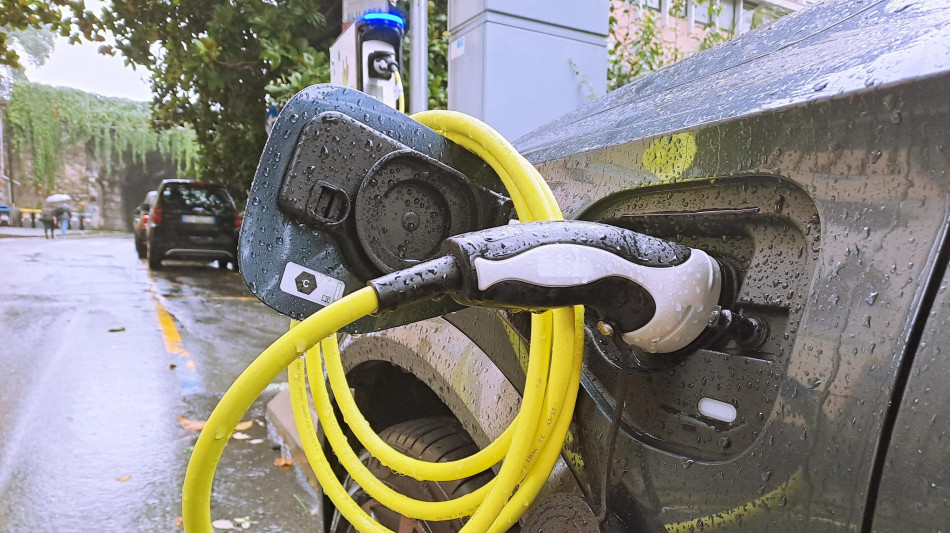 Bce, domanda di auto andrà a rilento, pesa il clima d'incertezza