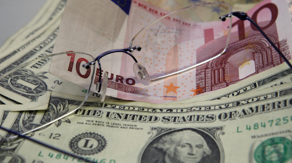 L'euro in leggero calo sul dollaro a 1,1659