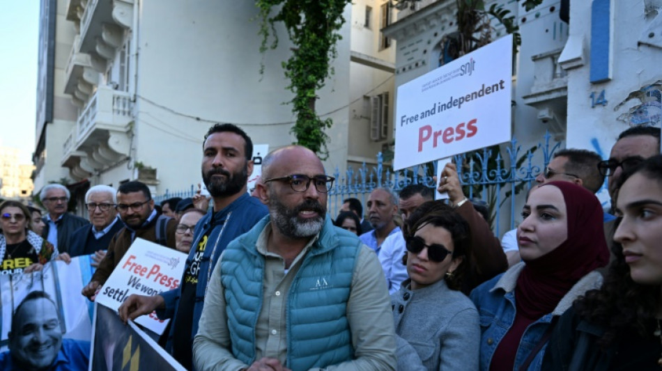 Tunisie: rassemblement de soutien au chroniqueur emprisonn&eacute; Mourad Zeghidi
