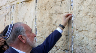 Embaixador americano em Israel deixa mensagem de Trump no Muro das Lamentações