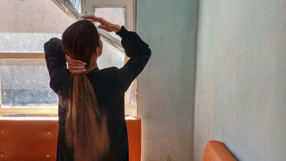 Mujeres afganas desafían a los talibanes y venden su cabello para subsistir